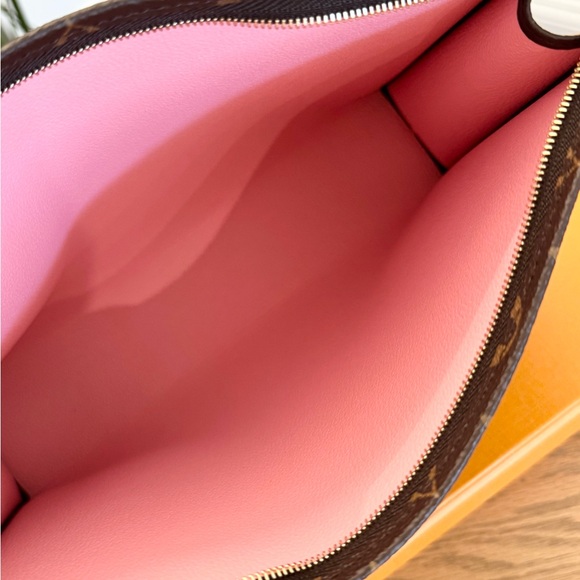 LOUIS VUITTON 2024 Monogram Canvas Toiletry Pouch 26 - Picture 12 of 15